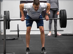 新手健身杠铃弯举正确动作介绍